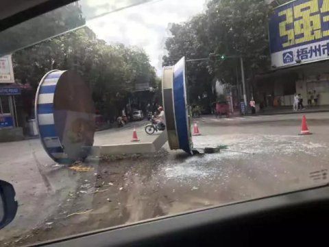 交通崗亭“橫躺”馬路上，究竟怎么回事？